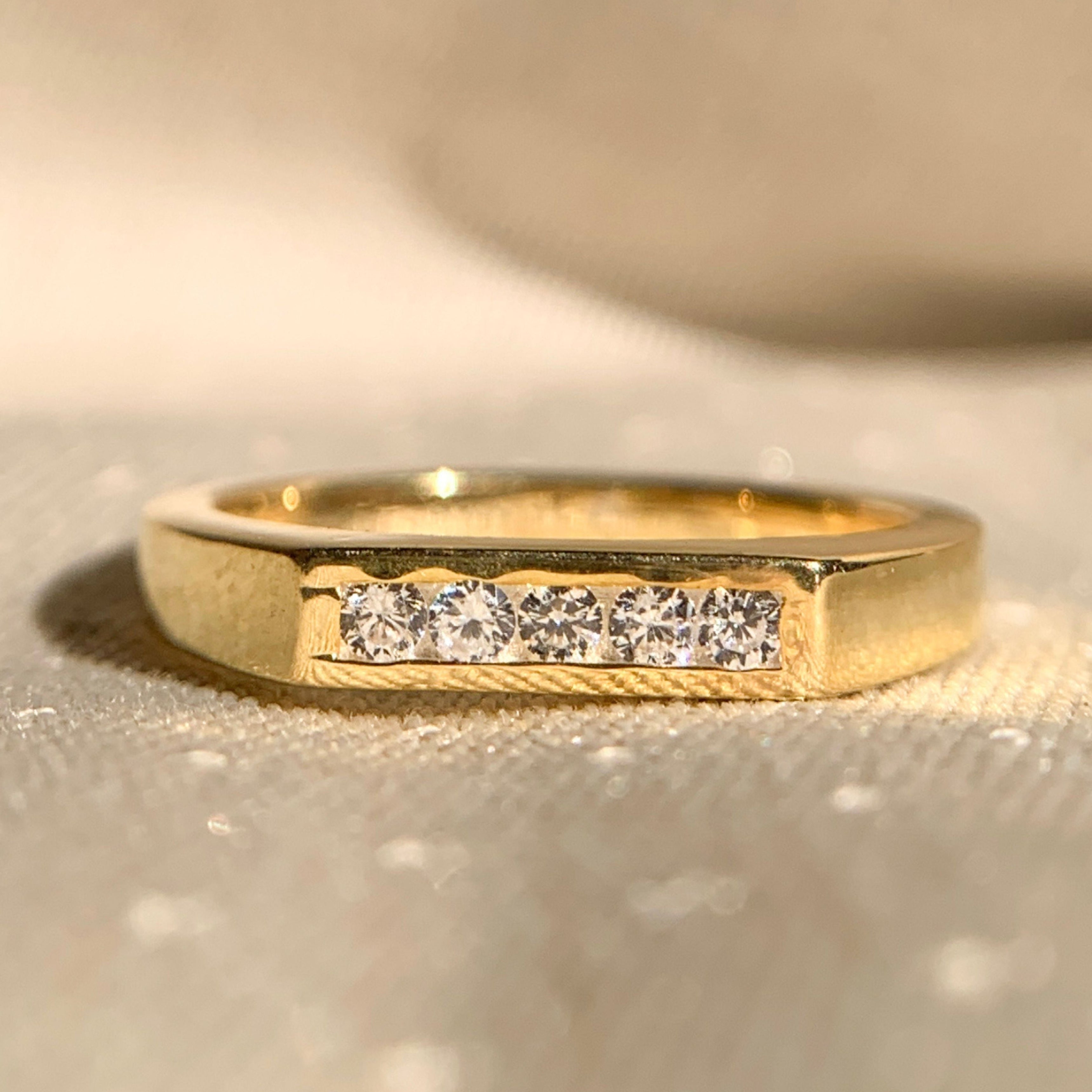 Classic 5 stone diamond gold wedding ring with brilliant round cuts